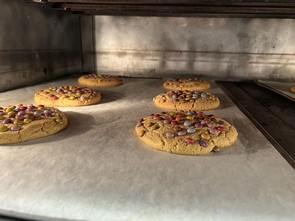 Hjemmelagde cookies rett fra oven